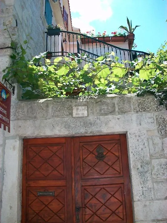 Apartments Ivica Trogir 3*,